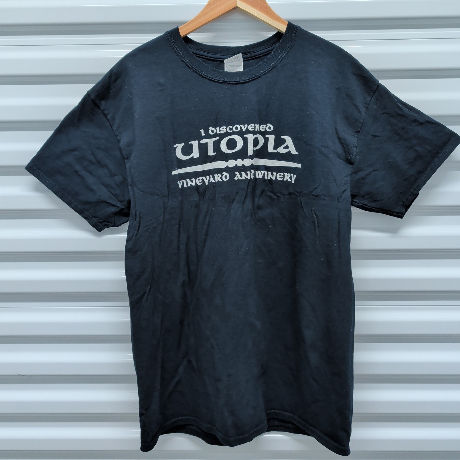 Gildan T-Shirt Size L Mens Black Utopia Vineyard Winery Pinot-Noirvana Graphic — photo 2
