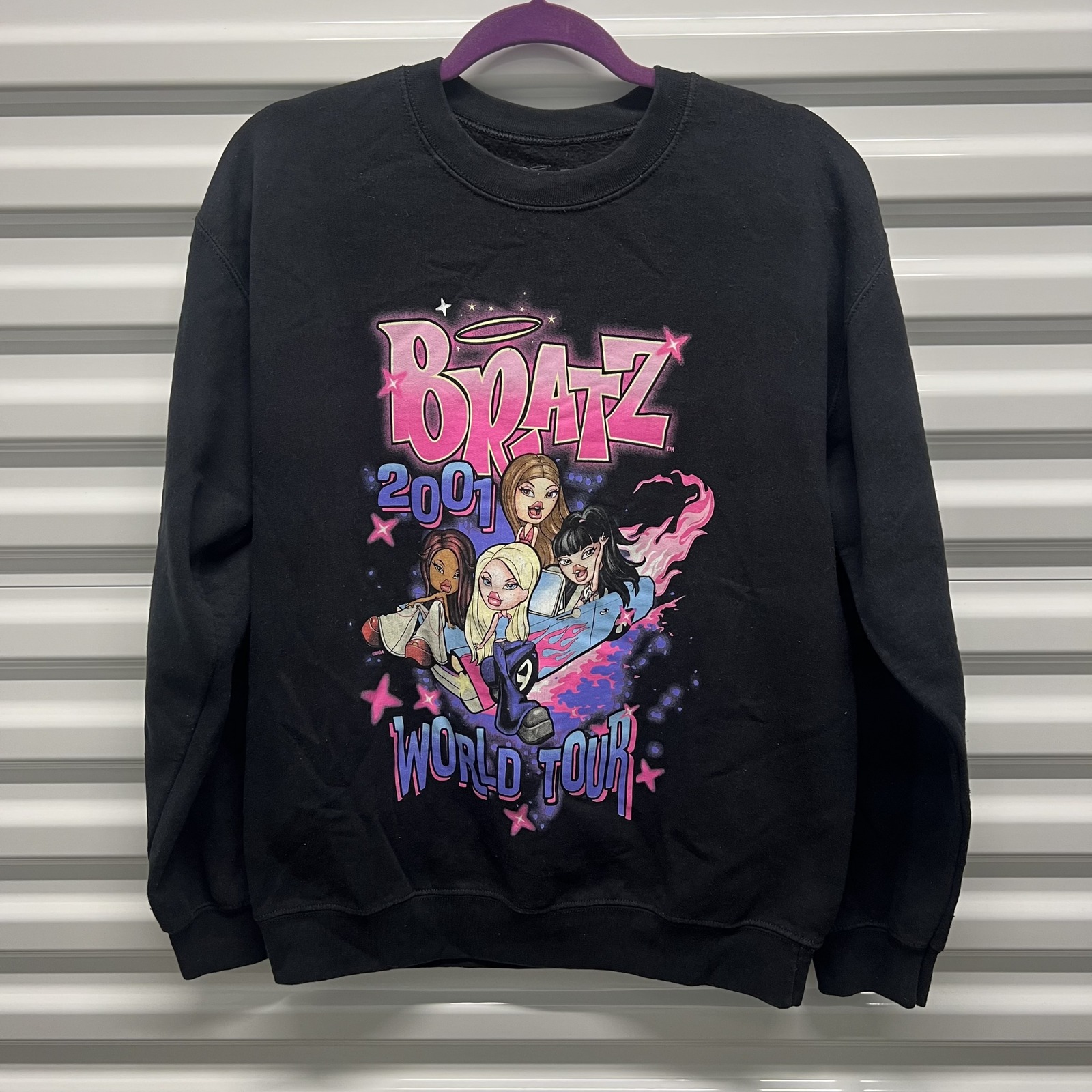 Bratz Size Medium Womens Black Graphic Sweatshirt 2001 World Tour Y2K Pullover — photo 2